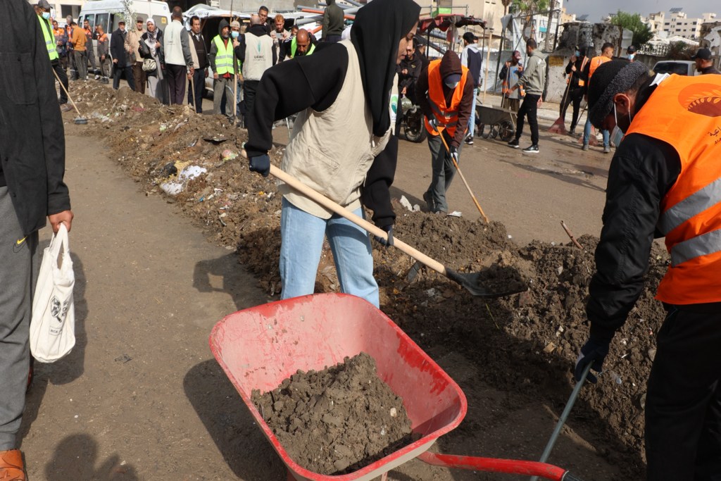 志愿者、非政府组织和联合国j机构参与了“我们将重建加沙”行动。